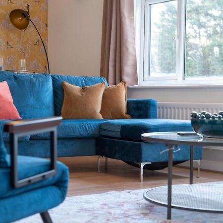 Stylish 4 Bedroom Spacious Retreat With Parking - Sleeps 10 - Families & Contractors Canterbury Exterior photo