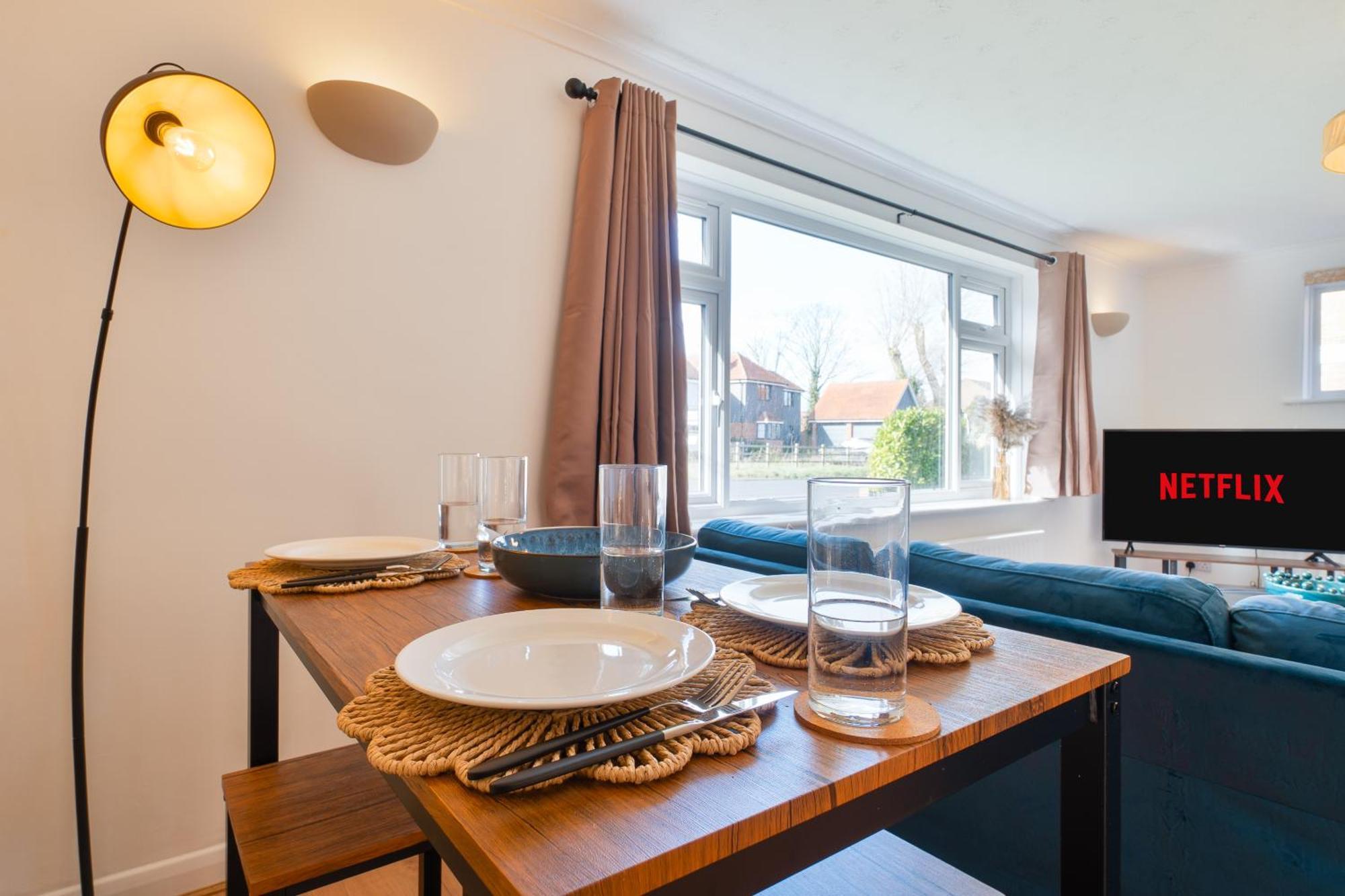 Stylish 4 Bedroom Spacious Retreat With Parking - Sleeps 10 - Families & Contractors Canterbury Exterior photo