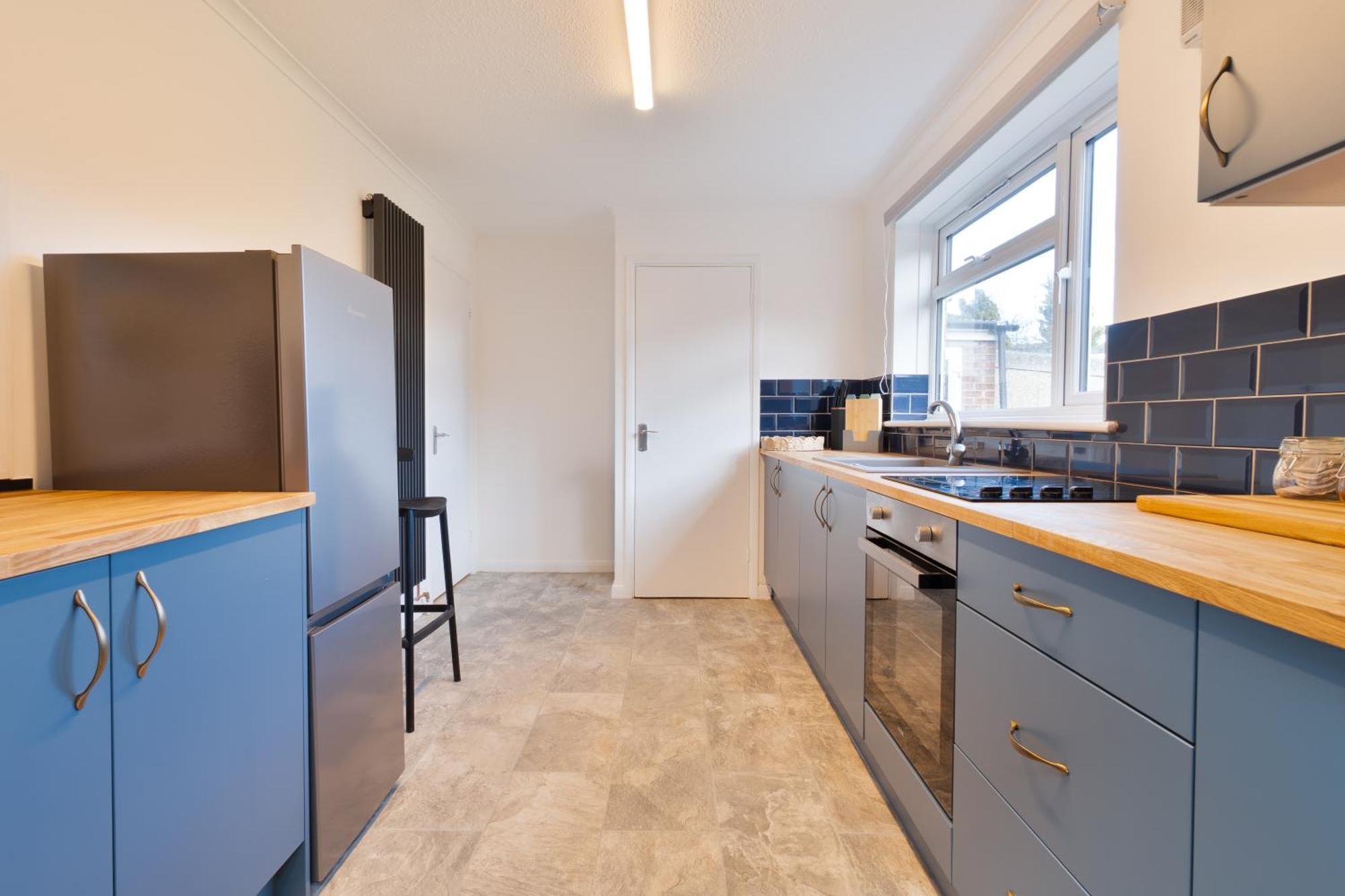 Stylish 4 Bedroom Spacious Retreat With Parking - Sleeps 10 - Families & Contractors Canterbury Exterior photo