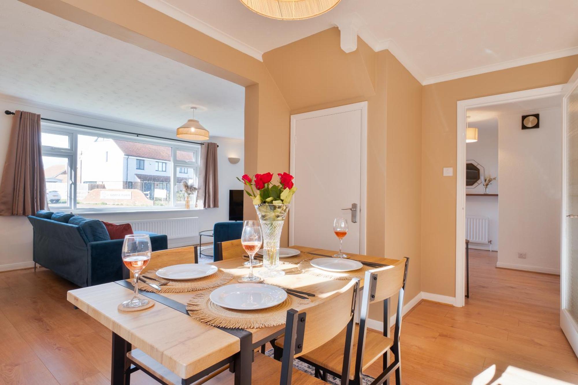 Stylish 4 Bedroom Spacious Retreat With Parking - Sleeps 10 - Families & Contractors Canterbury Exterior photo