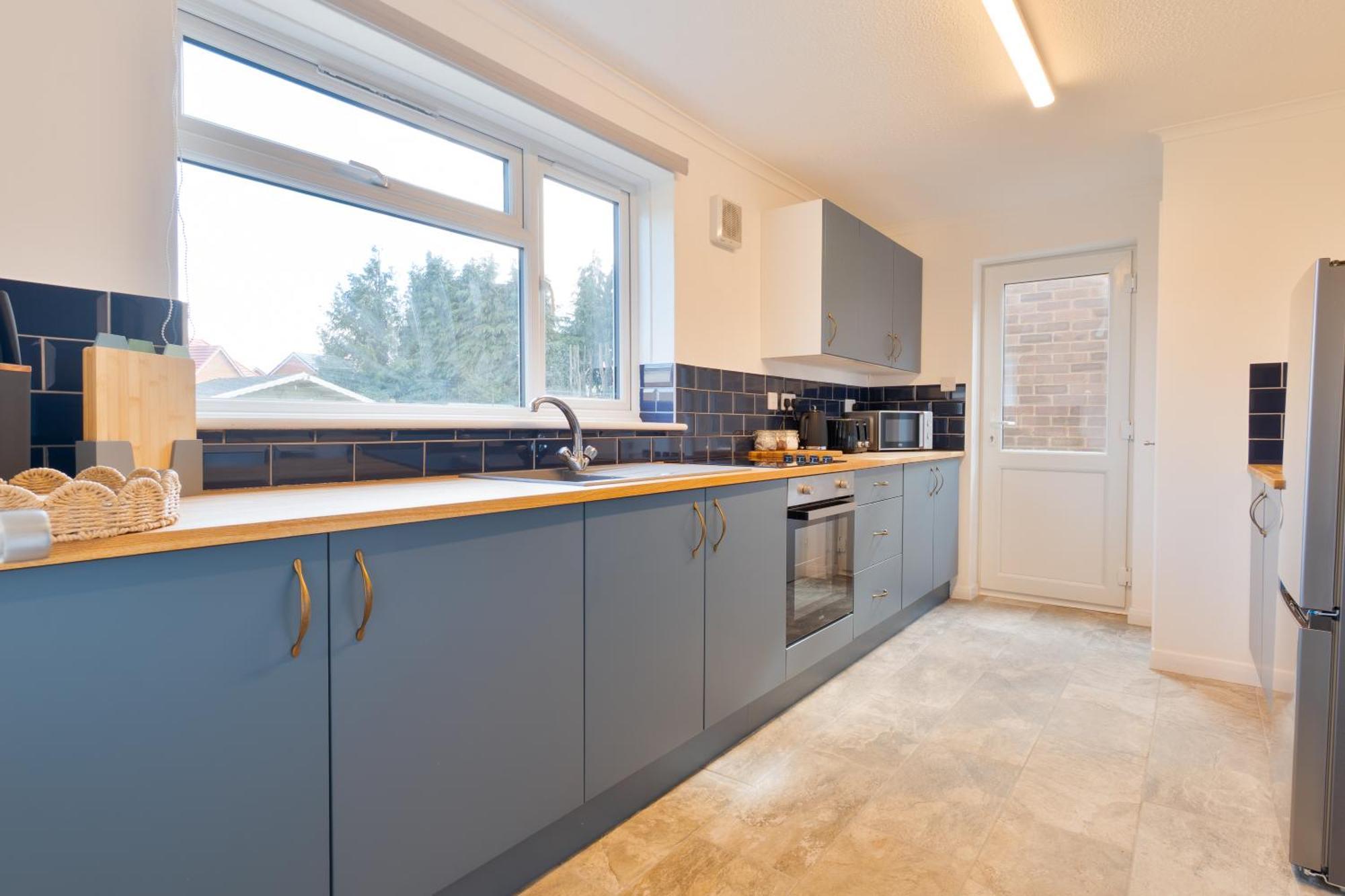 Stylish 4 Bedroom Spacious Retreat With Parking - Sleeps 10 - Families & Contractors Canterbury Exterior photo