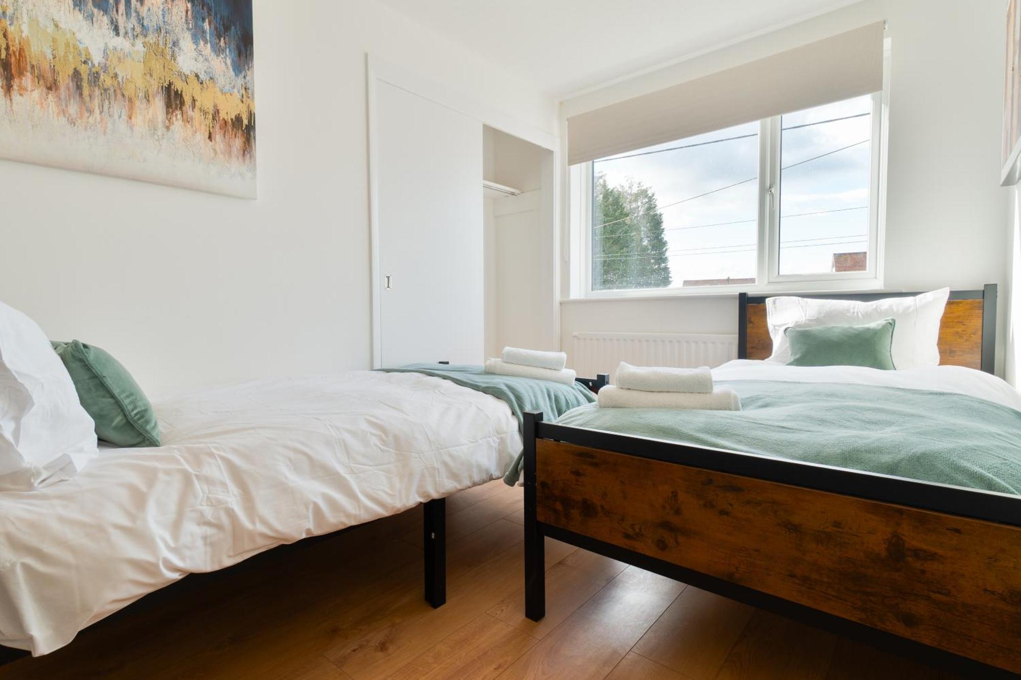Stylish 4 Bedroom Spacious Retreat With Parking - Sleeps 10 - Families & Contractors Canterbury Exterior photo