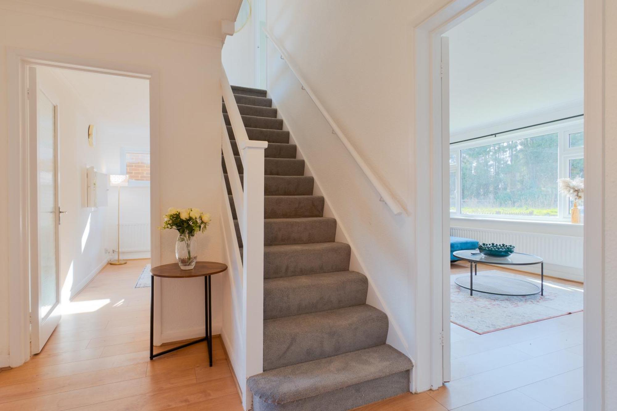 Stylish 4 Bedroom Spacious Retreat With Parking - Sleeps 10 - Families & Contractors Canterbury Exterior photo
