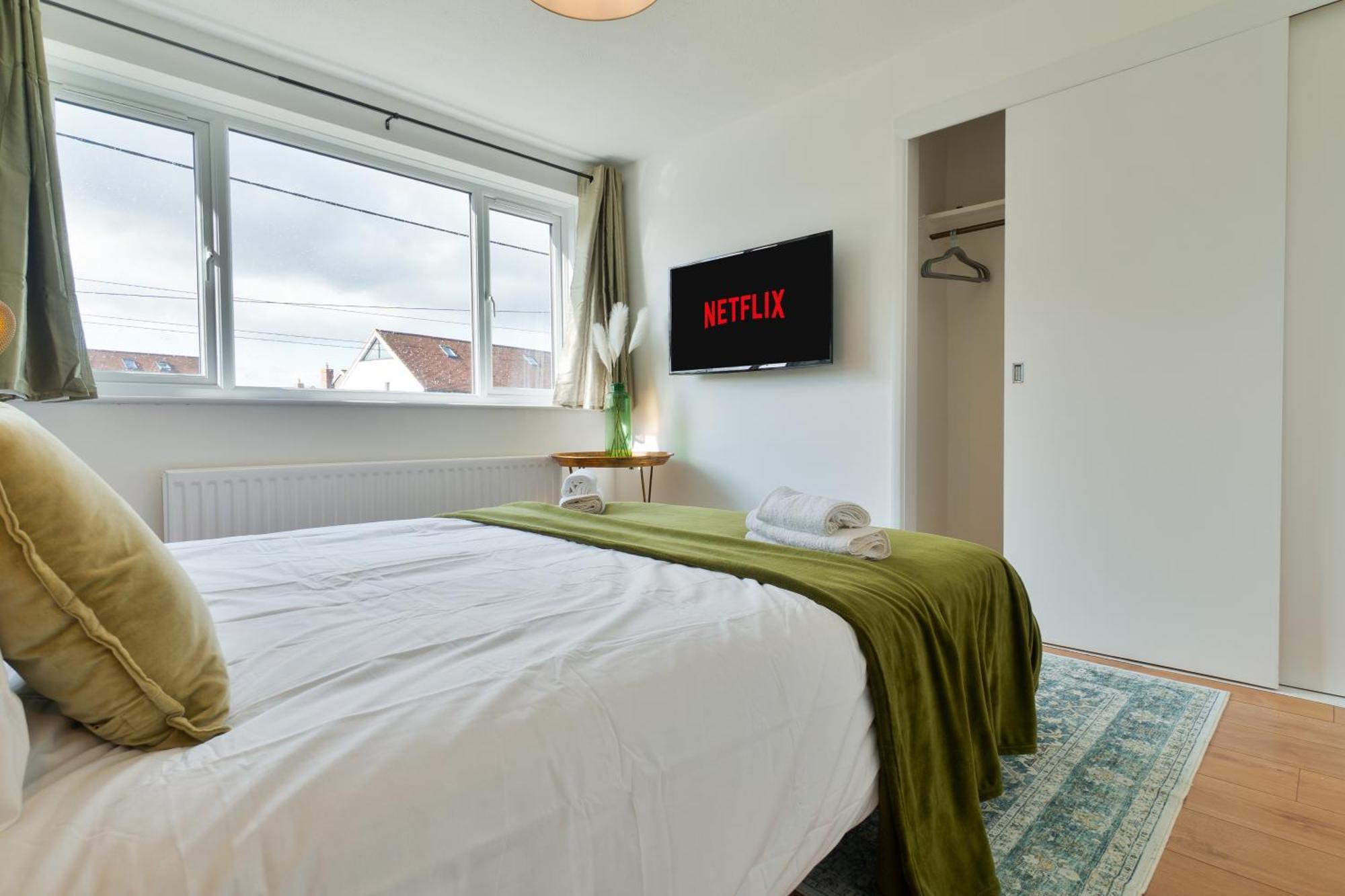 Stylish 4 Bedroom Spacious Retreat With Parking - Sleeps 10 - Families & Contractors Canterbury Exterior photo